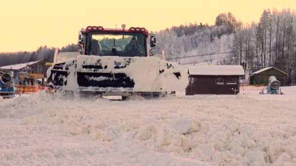 Snowplows Skiområde Rydder Vejen Efter Snefald Maskine Rengør Sneen Pisten – Stock-video