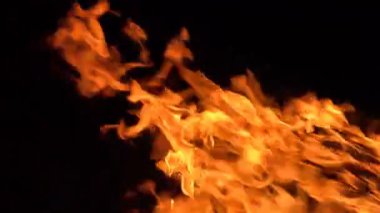 Siyah arka planda şiddetli bir yangın. Güzel alevler kapanıyor. Geceni yakan ateş .
