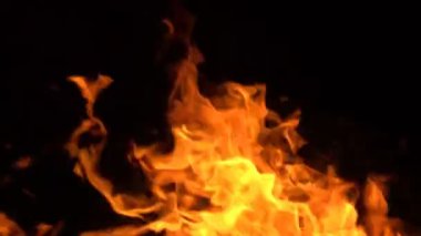 Siyah arka planda şiddetli bir yangın. Güzel alevler kapanıyor. Geceni yakan ateş .