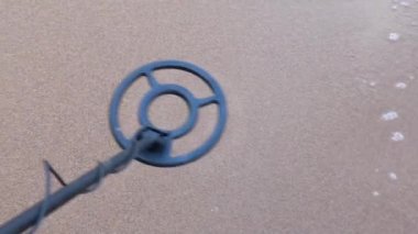 Kumsalda elle tutulan metal dedektörüyle altın ve metal arayacağız. Siyah kazıcılar mücevher ve su kenarında kumda eski günleri arıyor. İstifçilik ve arkeolojik bulgular bulma dürtüsü.