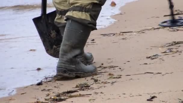 Zoek Naar Goud Metalen Met Een Handbediende Metaaldetector Zandstrand Zwarte — Stockvideo