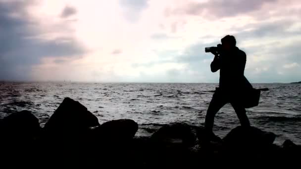 Fotograf Natáčení Mořského Pláště Nadšený Kreativní Člověk Kamerou Zachytit Přírodu — Stock video