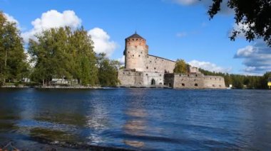 Savonlinna Finlandiya 'daki güzel Kale Olavinlinna - St. Olaf kalesi. Geleneksel Uluslararası Opera Festivali 'nin yapıldığı tarihi bir yer..