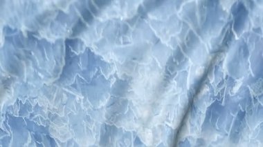 Siyah arka planda uçan mavi bir kumaş dalgası. Dalgaların hareketinde kumaş.