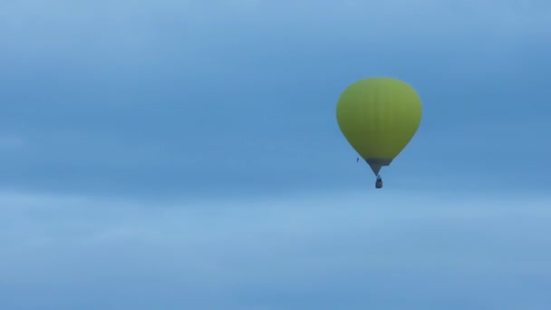 Velký Balón Lidmi Košíku Letí Obloze Cestování Leteckou Dopravou Míč — Stock video
