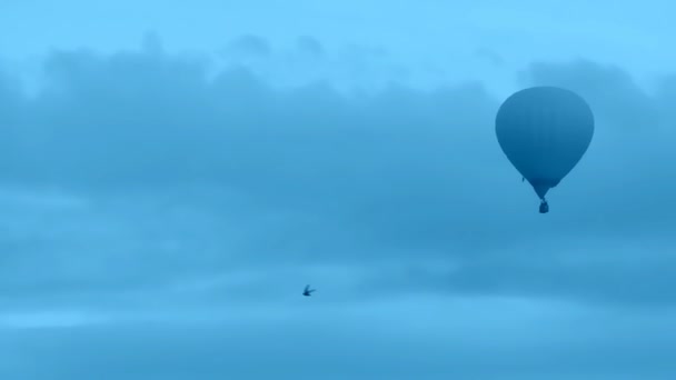 Globo Grande Con Gente Una Cesta Está Volando Cielo Viaje — Vídeo de stock