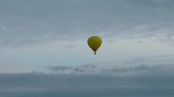 Ein Großer Ballon Mit Menschen Einem Korb Fliegt Den Himmel — Stockvideo