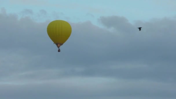 Egy Nagy Léggömb Emberekkel Egy Kosárban Repül Égen — Stock videók