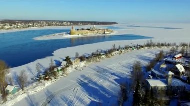 Kışın adada eski bir kale. Neva nehri ile Ladoga Gölü 'nün kesiştiği yerde bulunan Oreshek Kalesi (Noteburg), Rusya' nın Leningrad Oblastı, Shlisselburg kenti..