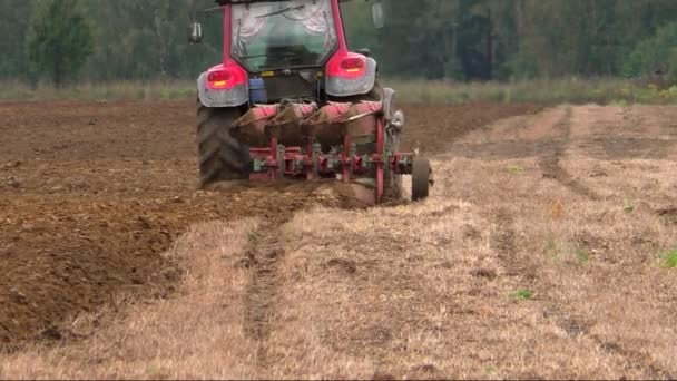 用拖拉机浇灌土地播种 在农田中为种植庄稼准备土壤的工作 — 图库视频影像