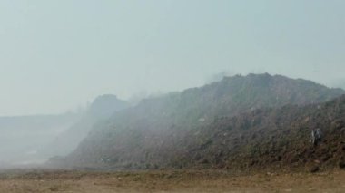 Kendi kendine tutuşan turba ateşi. Toplanan yanan çimlerin kendiliğinden ateşlenmesi.