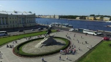 St. Petersburg 'daki Senato Meydanı' ndaki 1. Peter anıtı Copper Horseman yukarıdan bakıyor. Neva Nehri 'nin kıyısında tarihi bir turizm merkezi..
