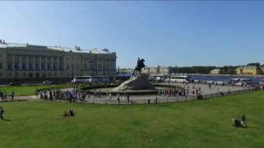 St. Petersburg 'daki Senato Meydanı' ndaki 1. Peter anıtı Copper Horseman yukarıdan bakıyor. Neva Nehri 'nin kıyısında tarihi bir turizm merkezi..