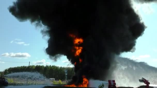 Feu Est Élevé Cause Huile Flamboyante Les Pompiers Éteignent Combustion — Video