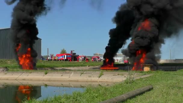 Fogo Alto Óleo Flamejante Bombeiros Extinguem Queima Petróleo Água — Vídeo de Stock