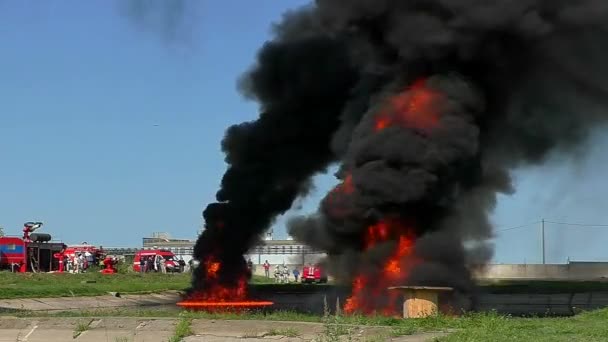 Feu Est Élevé Cause Huile Flamboyante Les Pompiers Éteignent Combustion — Video