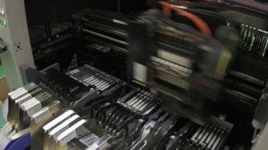 Bir robot makinesinde basılı devre kartı üretimi. Entegre devreler için modern gelişmiş teknolojiler.