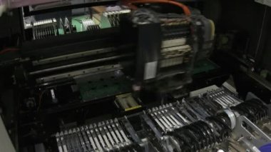 Bir robot makinesinde basılı devre kartı üretimi. Entegre devreler için modern gelişmiş teknolojiler.