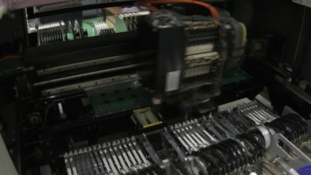 Fabricação Placas Circuito Impresso Uma Máquina Robô Tecnologias Avançadas Modernas — Vídeo de Stock