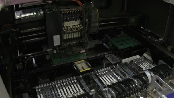 Fabricação Placas Circuito Impresso Uma Máquina Robô Tecnologias Avançadas Modernas — Vídeo de Stock