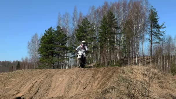 Jeździec Wyścigu Enduro Jazda Motocyklu Lesie Chropowatości — Wideo stockowe