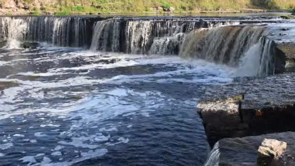 Vista Cascada Flujo Paisaje Arroyos Salvajes Agua Que Cae — Vídeo de stock