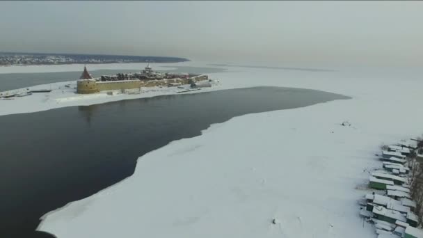 冬の島の古代の要塞 要塞Oresek Noteburg ネヴァ川と湖Ladoga Shlisselburgの町 レニングラード地域 ロシア — ストック動画