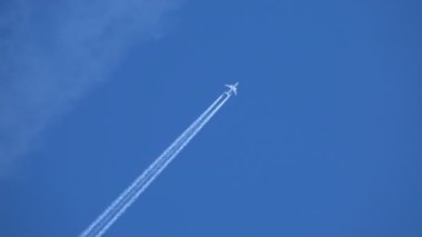 Uçak savaş uçağı gökyüzünde uçuyor. Hızlı süpersonik askeri uçak uçuyor. Rus askeri uçağı.