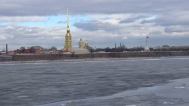 St. Petersburg 'daki buz akıntısı sırasında Neva Nehri. Kışın Peter ve Paul kalesi. Dünya kültürünün tarihi eserleri.