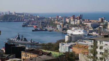 Deniz limanı denizi Vladivostok 'un panoramik manzarası, Rusya. Yolcu gemisi rıhtımından çıkış saatine göre donanma istasyonunun üst görüntüsünü ayarla. Bir sahil kasabasının iş hayatı.