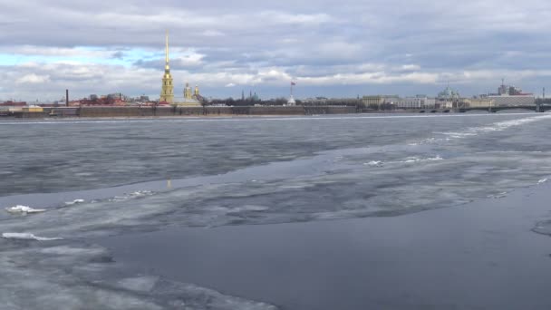 涅瓦河在圣彼得堡市中心的冰上漂流 彼得和保罗在冬天的要塞世界文化的历史遗迹 — 图库视频影像