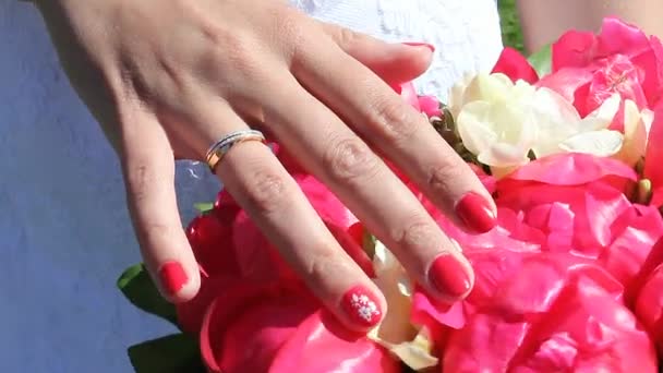 Brautstrauß Hochzeitsaccessoire Für Die Braut Die Braut Berührt Die Blütenblätter — Stockvideo