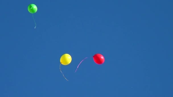Świąteczne Balony Wystrzeliły Niebo Zabawa Radość Kulminacji Uroczystości — Wideo stockowe