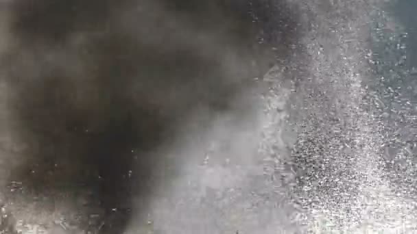 圧力下で泡の強力なジェット 白泡を撒く背景 — ストック動画