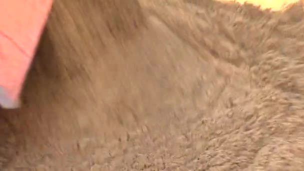 Відро екскаватора копає яму в землі . — стокове відео
