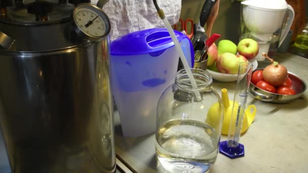 Destilación de aguardiente de levadura. — Vídeos de Stock
