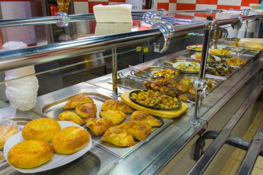 Umumi yemek servisi kantini. Çeşitli yemekleri olan bir kafe..