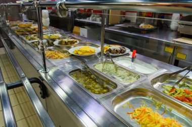 Umumi yemek servisi kantini. Çeşitli yemekleri olan bir kafe..