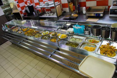 Umumi yemek servisi kantini. Çeşitli yemekleri olan bir kafe..