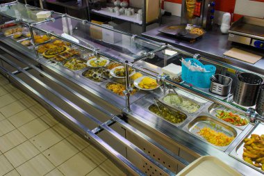 Umumi yemek servisi kantini. Çeşitli yemekleri olan bir kafe..