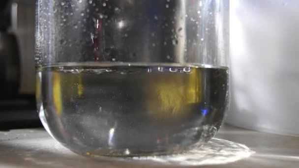 Απόσταγμα Ουίσκι Από Ζυμομύκητες Moonshiner Ετοιμάζει Δυνατό Αλκοόλ Στο Σπίτι — Αρχείο Βίντεο