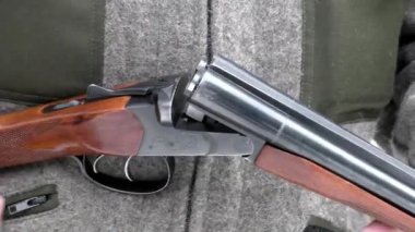 Silahı mermilerle dolduruyorum. Tetikçi ava hazırlanıyor..