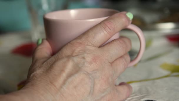 Starsza Kobieta Trzyma Kubek Herbaty Pomarszczonych Dłoniach Starzenie Się Samotność — Wideo stockowe