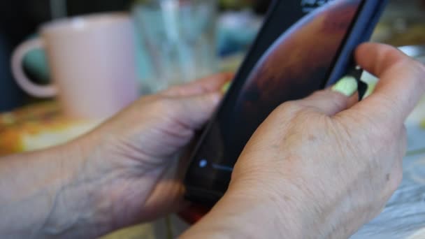 Starsza Kobieta Patrzy Portale Społecznościowe Ekranie Telefonu Starsi Ludzie Uczą — Wideo stockowe