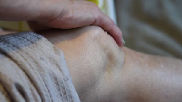 Uma Mulher Idosa Massageia Joelho Das Pernas Idade Avançada Doenças — Vídeo de Stock