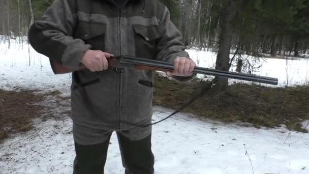 Мисливець Зимових Лісах Заряджає Пістолет Полювання Собаками Європі — стокове відео