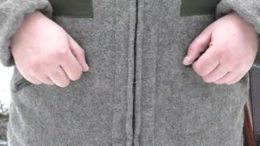 Yün ceketin cebinde fermuar kilidi var. Sıcak kışlık giysilerin kapatılması.