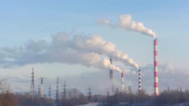 Petrol rafinerisinin borularından çıkan buhar. Kuzey fabrikaları tarafından çevre kirliliği ve doğanın yok edilmesi.