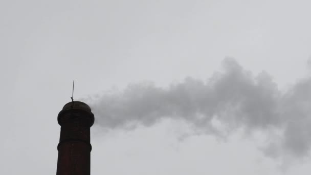 Καπνός Από Την Καμινάδα Του Παλιού Εργοστασίου Ρύπανση Της Ατμόσφαιρας — Αρχείο Βίντεο