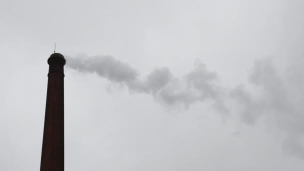 Asap Dari Cerobong Asap Pabrik Tua Polusi Atmosfer Dengan Bahan — Stok Video